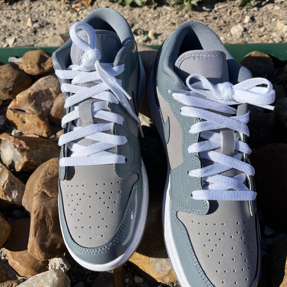 Nike Jordan 1 low SE cool grey grade school 6.5  Men's Gray and White Sneakers